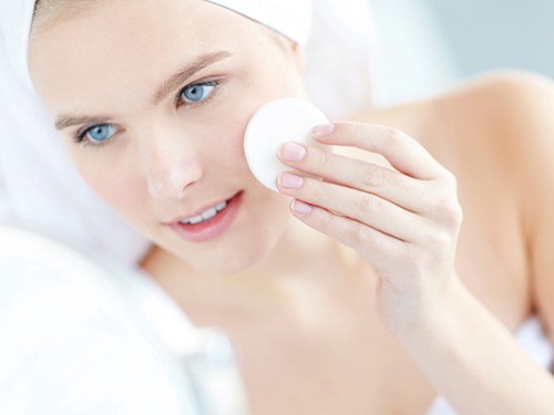 Cần tẩy trang trước khi rửa mặt để làm sạch hết các lớp trang điểm trên da