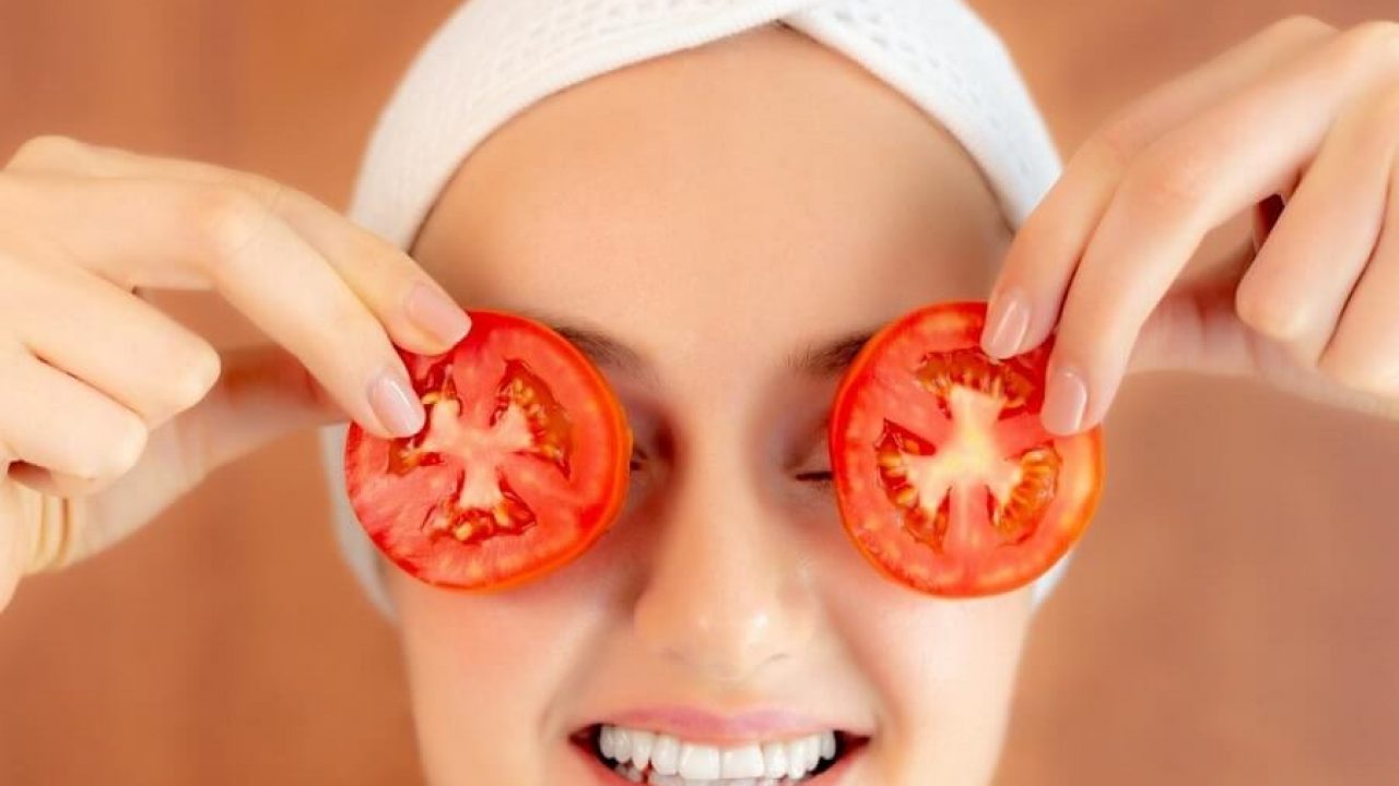 Cách hạn chế dầu trên da mặt với mặt nạ cà chua