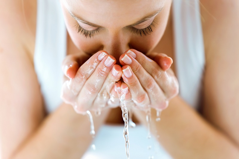 Nên rửa mặt bằng nước ấm hay nước lạnh tốt cho da?