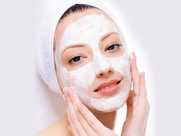 Massage da mặt nhẹ nhàng với sữa chua từ 5 đến 10 phút