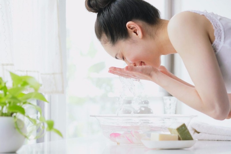 Da sáng khỏe với 5 cách rửa mặt sạch không cần sữa rửa mặt