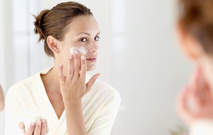 Không sử dụng thêm serum và kem dưỡng ẩm sau khi rửa mặt sẽ khiến da bạn bị khô