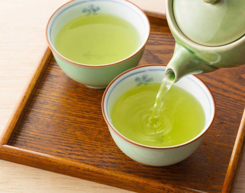 Cách trị da dầu tại nhà với nước trà xanh