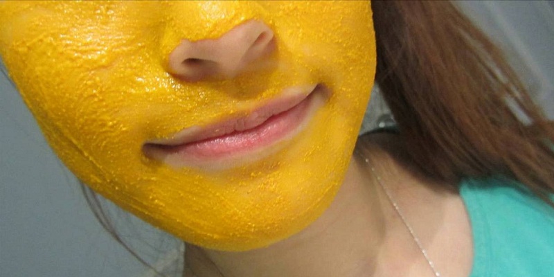 Đắp mặt nạ bột nghệ trước khi ngủ cho hiệu quả tốt nhất đối với làn da.