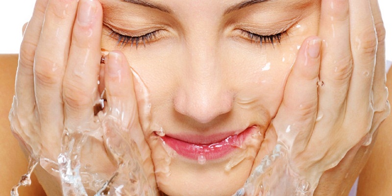Trước khi đắp mặt nạ, bạn nên rửa sạch da mặt bằng nước ấm.