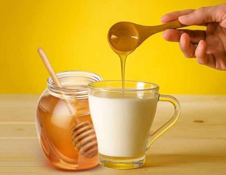 Rửa mặt bằng sữa tươi kết hợp mật ong giúp sáng da, ngừa thâm nám