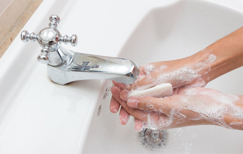 Rửa tay và để móng tay ngắn để ngăn ngừa vi khuẩn