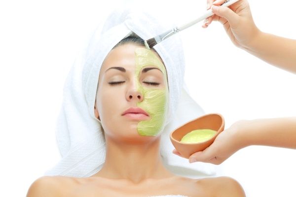 Đắp mặt nạ để chống kích ứng da sau khi nặn mụn.