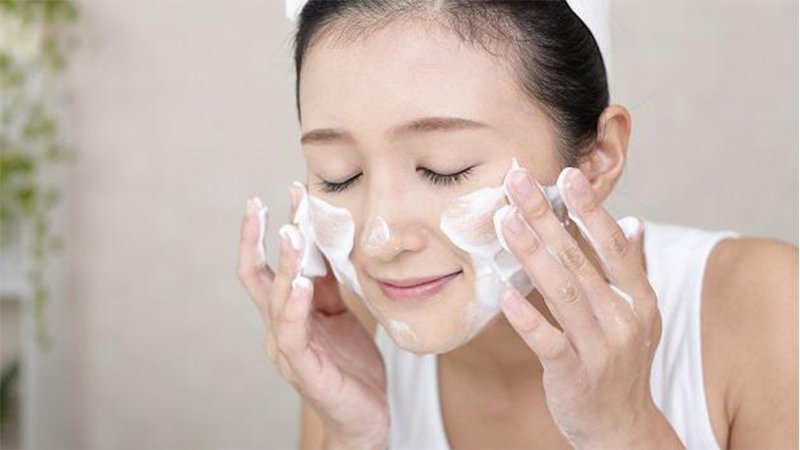 Làm sạch mặt là bước quan trọng trong chu trình chăm sóc mặt