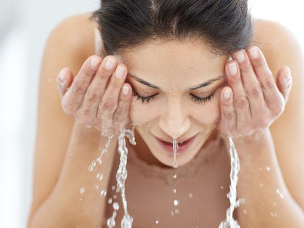 Làm sạch da mặt hàng ngày là bước quan trọng giúp ngăn ngừa và trị mụn hiệu quả