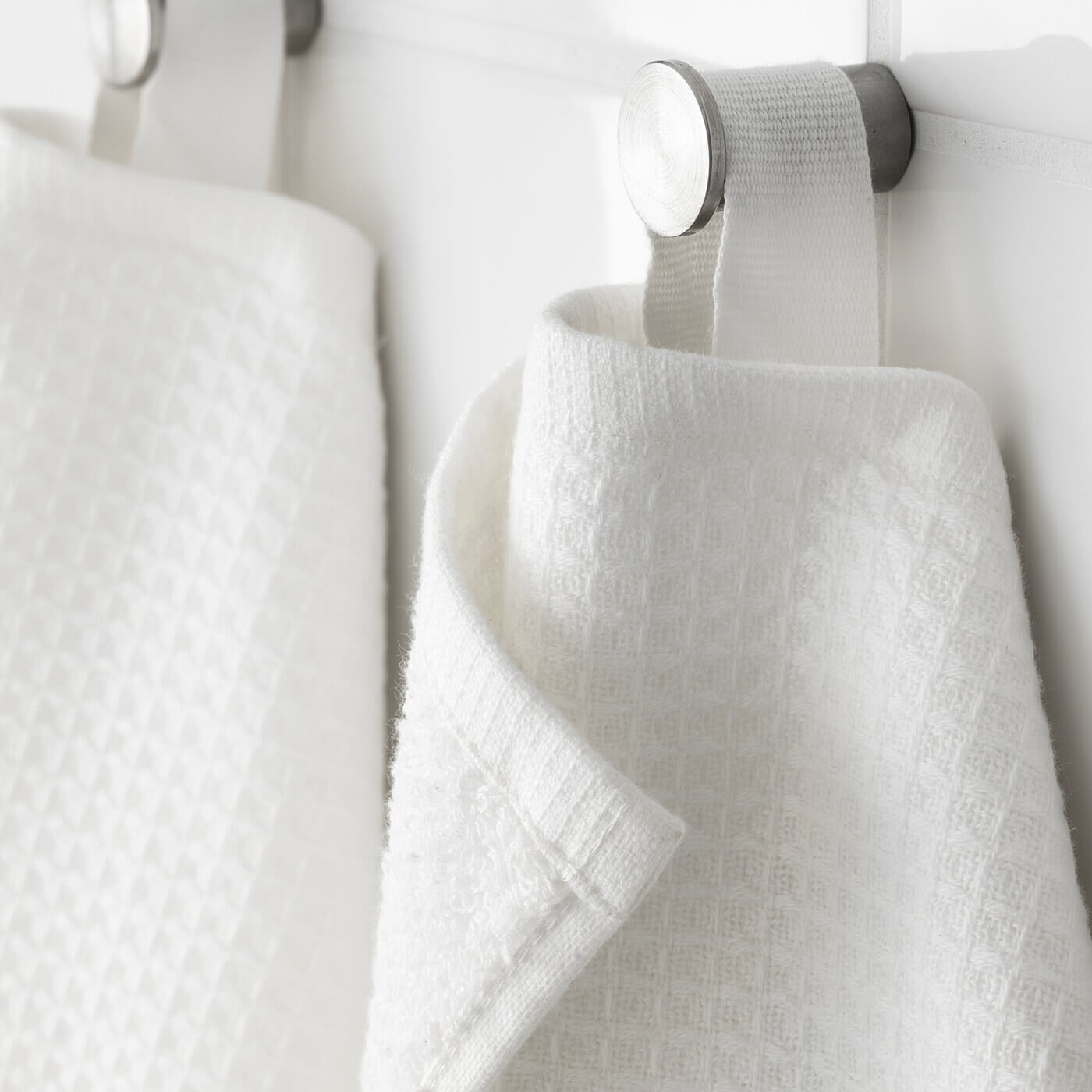 Sau khi rửa mặt xong, hãy giúp khăn được khô ráo bằng cách phơi chúng ở nơi thoáng mát