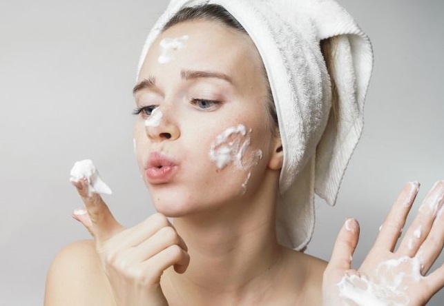 GIẢI ĐÁP: Nên dùng sữa rửa mặt khi nào để làm sạch da tốt nhất?