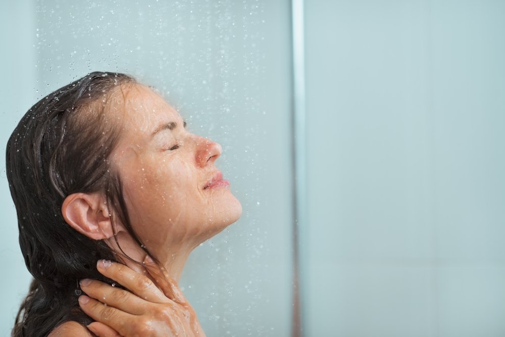 Không nên sử dụng nước quá nóng để rửa mặt