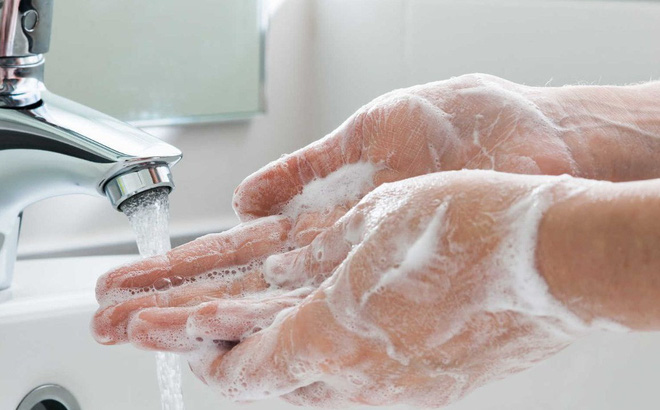 Nên rửa tay trước khi rửa mặt để tránh vi khuẩn trên tay truyền sang mặt