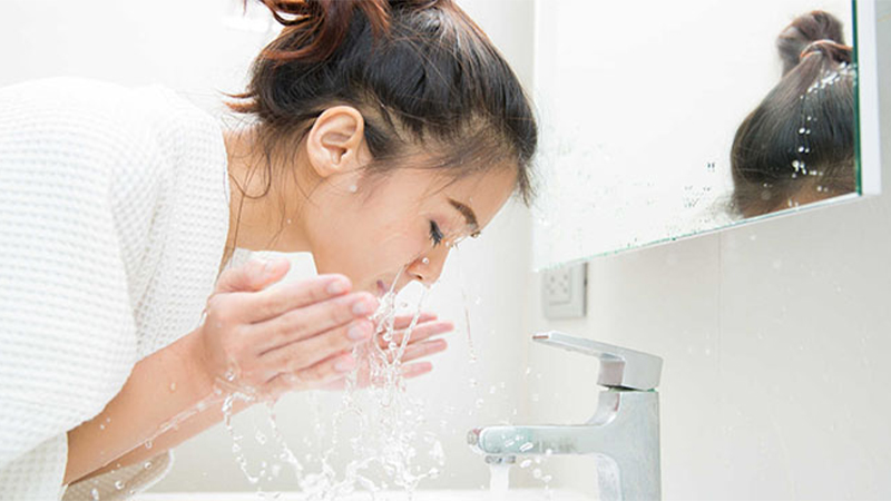 Da bạn sẽ không bị bắt nắng quá nhiều dù bạn sử dụng nước muối sinh lý để rửa mặt