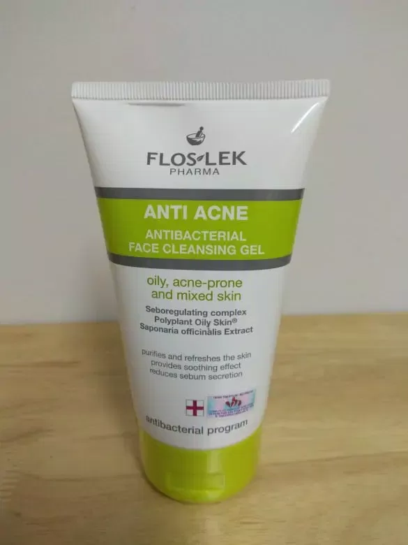 Sữa rửa mặt trị mụn Floslek Antibacterial face cleansing gel 