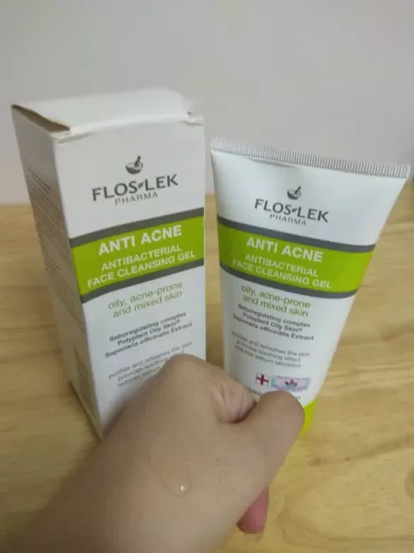 Sữa rửa mặt trị mụn Floslek Antibacterial face cleansing gel