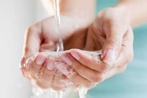 Rửa sạch tay để ngừa vi khuẩn lây lan lên da mặt