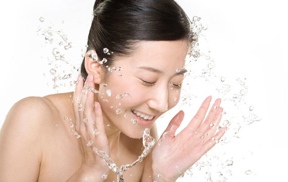Rửa mặt bằng nước ấm có tác dụng gì, trị mụn được không, rửa khi nào | websosanh.vn